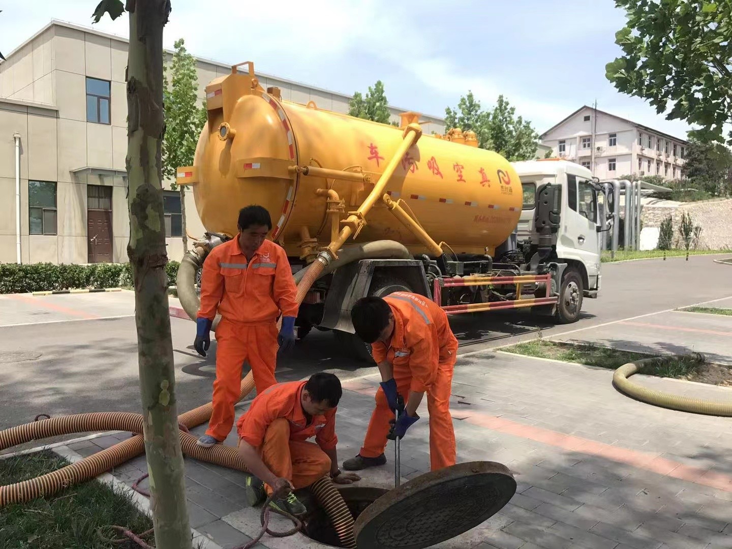 连平管道疏通车停在窨井附近