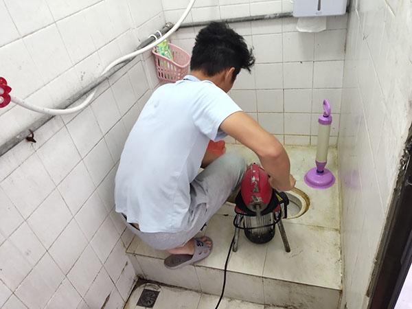 连平管道堵塞冒臭气 专业师傅现场解决问题